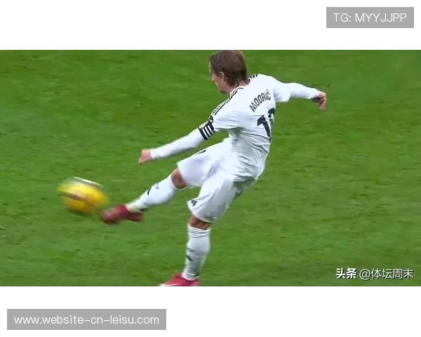 终场哨响，老将莫德里奇跪地掩面的瞬间