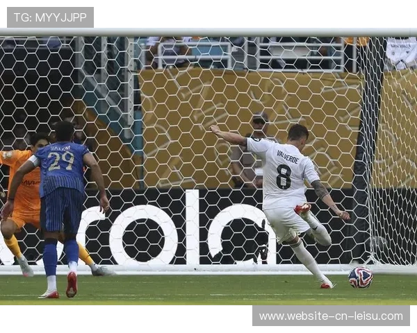 皇马补时点球绝杀引热议,围攻与阻击成比赛主题 皇马补时点球绝杀引热议,围攻与阻击成比赛主题