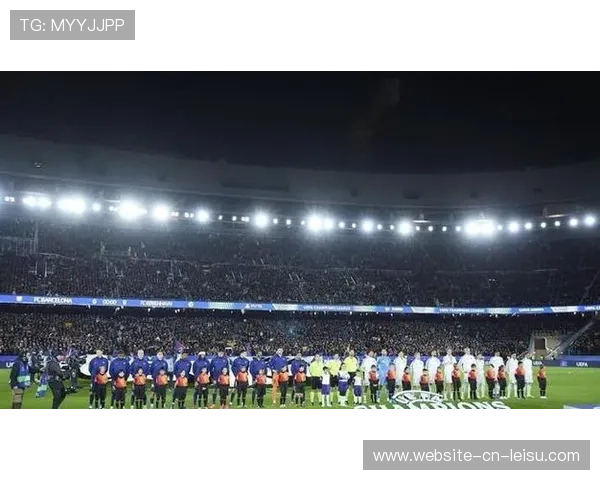 特写：受伤的加维现身诺坎普看台，为老东家巴萨加油助威