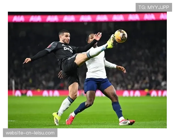 雨战致设备故障，热刺vs维拉一役VAR中断十分钟